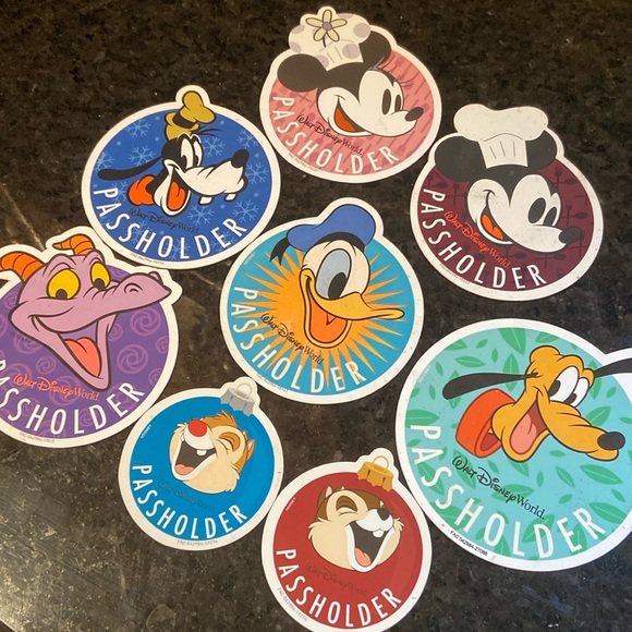 Lot of 8 Disney passholder magnets - Picture 1 of 1